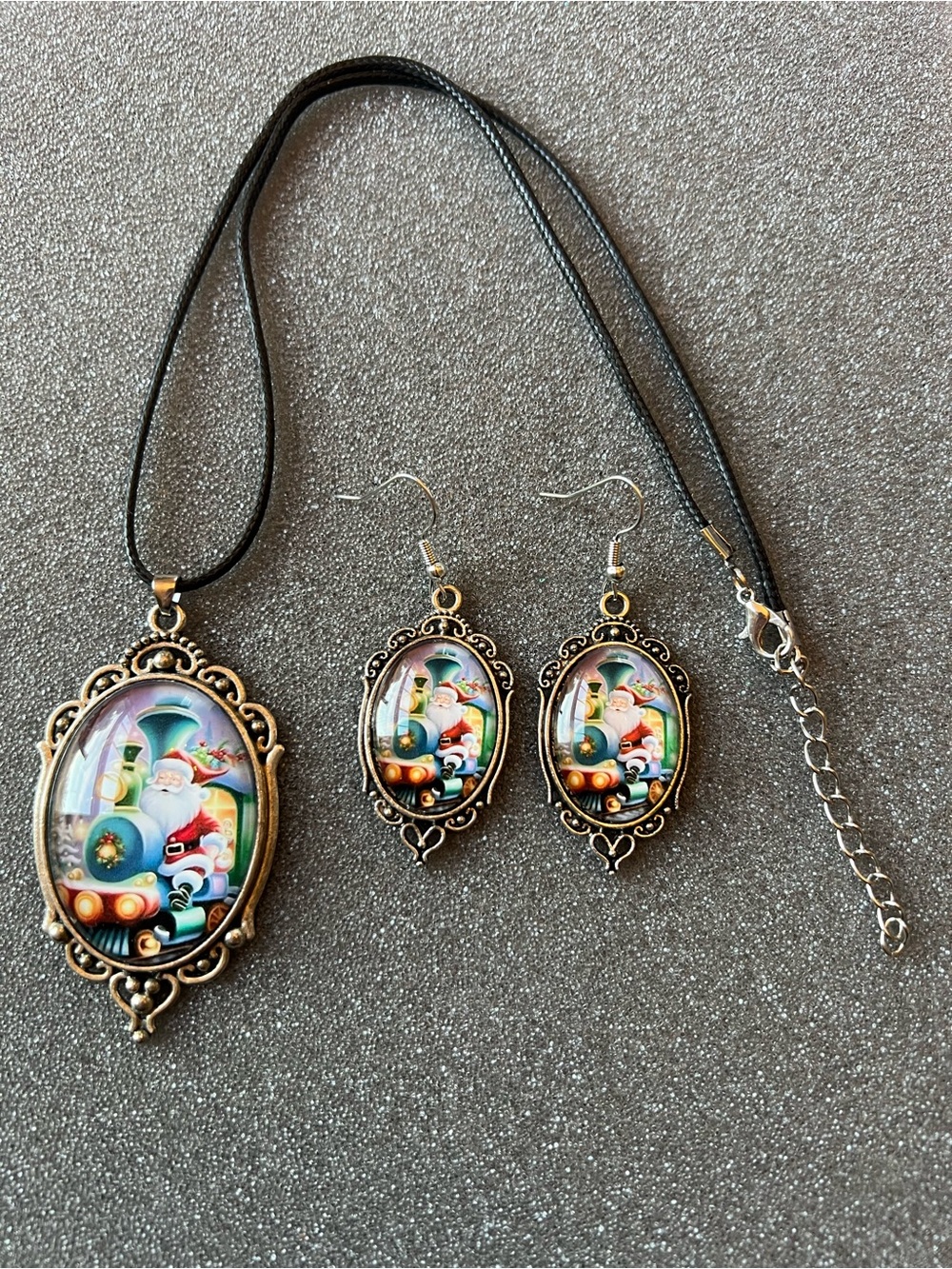 Santa Vintage Style Decorative Pendant Necklace & Earrings Set